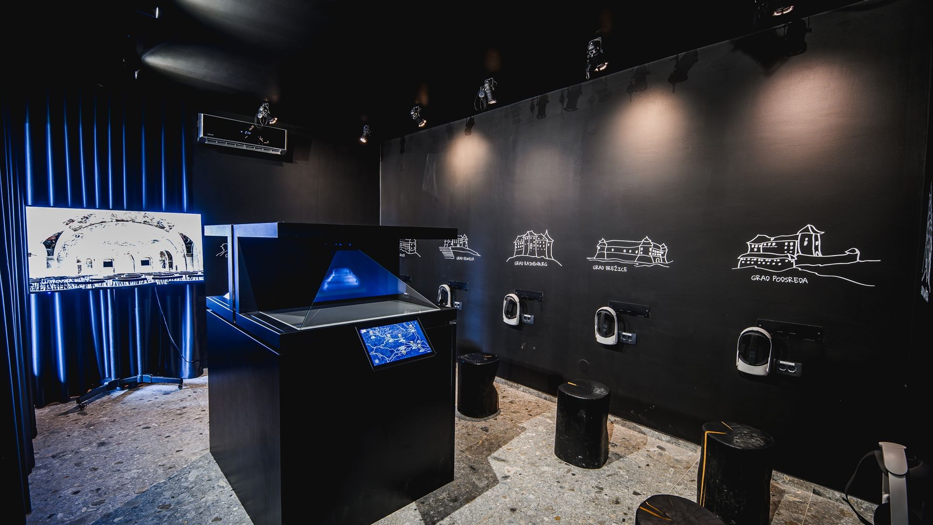 Fotografija temne sobe z VR očali in možnostjo virtualnega ogleda gradov.