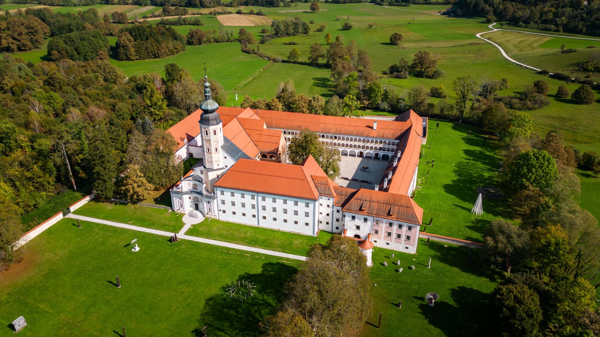 Zračna fotografija gradu, obdanega z gozdom.